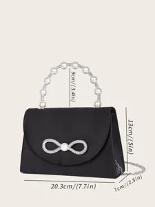 Nahaufnahme der schwarzen Satin Abendtasche Detailansicht mit Perlen Griff und Strass Schleife.