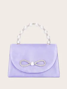 Elegante violette Satin-Abendtasche mit Perlen-Strass-Griff und Schleifendetail.