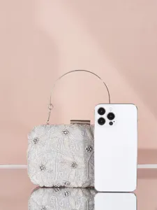 Elegante silberne Perlen-Abendtasche mit Metallgriff für Damen Partys und formelle Kleider.