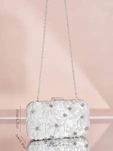 Elegante silberne Abendtasche mit Perlenstickerei und Metallkettriemen für Damen.