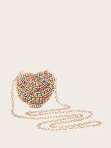 Nahaufnahme einer wunderschönen herzförmigen Strass-Clutch-Tasche mit goldener Kette.