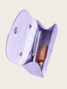 Lila Satin Abend-Clutch Tasche Detail, zeigt Innenkapazität mit Handy und eleganter Perlenkette.