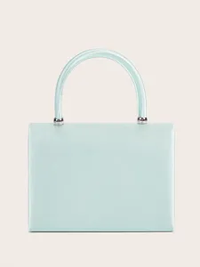 Hellblaue Satin Abendtasche Detail, mit glatter Stofftextur und poliertem Metallgriff.