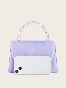 Detailaufnahme der eleganten lavendelfarbenen Satin-Abendtasche mit Perlen- und Strassgriff.
