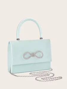 Hellblaue Satin Abendtasche Detail, funkelnde Strass-Schleife mit edler Metallkette.