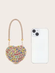 Nahaufnahme der glitzernden Mini-Handtasche in Herzform mit bunten Strasssteinen.