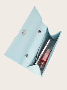 Hellblaue Satin Abendtasche Clutch Detailansicht zeigt geräumigen Innenraum und feine Textur.