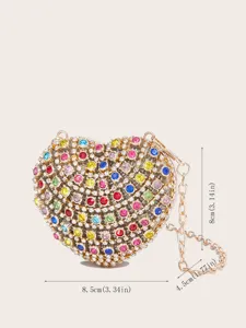 Detaillierte Nahaufnahme der funkelnden Kristall Herzform Mini Abend Clutch Tasche mit Kette.