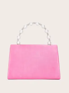 Detailansicht der eleganten rosa Satintasche mit luxuriösem Perlen und Strass Griff.