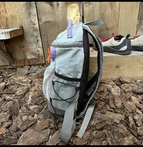 Leichter Kordelzug-Rucksack im Berg-Stil Detail mit Netztasche und atmungsaktiven Gurten.