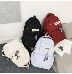 Vue détaillée du sac à dos étudiant décontracté avec plusieurs options de couleur et design.
