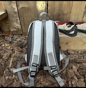 Detailansicht der hellgrauen Outdoor-Rucksackrückseite mit atmungsaktivem Mesh und Gurten.