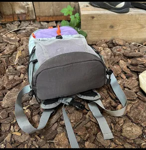 Alpiner Outdoor Mesh Kordelzug Rucksack fuer taegliche Freizeit Reisen und leichtes Wandern.