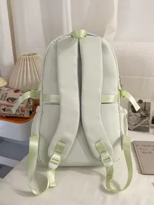 Hellgrüner College-Stil Schulrucksack mit verstellbaren Trägern und praktischem Design.