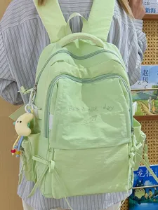 Hellgrüner einfarbiger Freizeitrucksack mit vielen Fächern für Pendeln und Outdoor-Reisen.