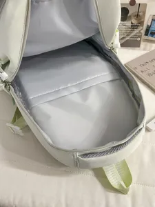 Hellgrüner College Rucksack mit mehreren Fächern und geräumigem Innenraum für Schule.