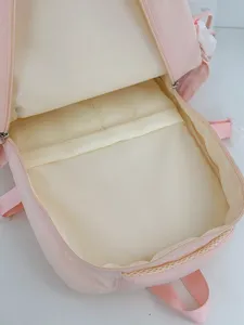 Leichter einfarbiger Rucksack, geräumiger Innenraum mit Fächern für den Alltag.
