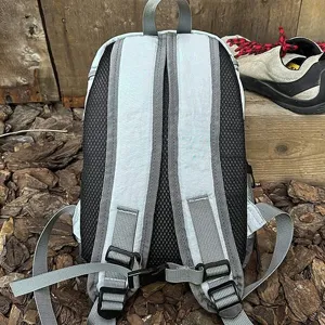 Leichter Outdoor-Wanderrucksack mit atmungsaktivem Mesh-Rücken und verstellbaren Gurten.