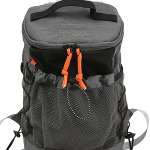 Grauer Outdoor Reise Rucksack im Bergstil mit orangefarbenem Kordelzug und Mesh Tasche für Alltag.