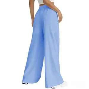 Vista posteriore dettagliata di pantaloni casual azzurri a vita alta con coulisse.