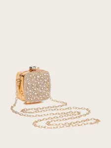 Nahaufnahme der Mini Strass Acryl Clutch Tasche mit funkelnden Kristallen und Goldkette.