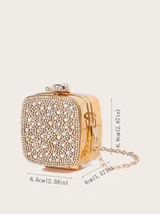 Nahaufnahme Detailansicht der mini Strass Handtasche mit Metallkette und Maßen.