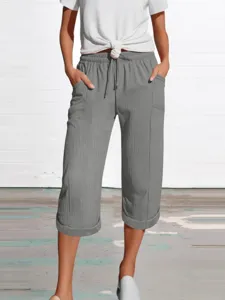Casual linen cropped pants for women, solid color loose capris with pockets and drawstring.