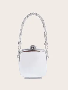 Detailansicht der modischen kleinen silbernen Abendtasche mit glitzerndem Strassgriff.