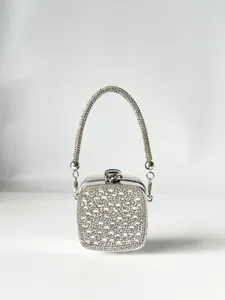 Glänzende Mini Strass Acryl Handtasche, silberne Abendtasche mit funkelndem Griff.