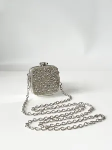 Detailansicht einer mini Strass Acryl Umhängetasche in quadratischer Form mit Kette.