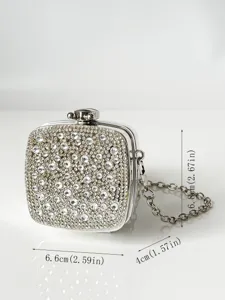 Detail der Mini-Strass-Quadrat-Clutch mit kompakter Größe und funkelnden Kristallverzierungen.