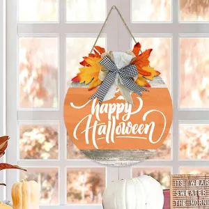Herfst Halloween ronde houten deurhanger decoratie met esdoornbladeren en geruite strik.
