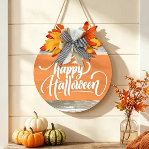 Herfst rond houten hangend deur bord met kunstmatige esdoornbladeren en Halloween tekst.