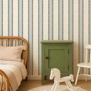 Detalle de papel pintado de rayas verdes con ondas para decoración de dormitorios.