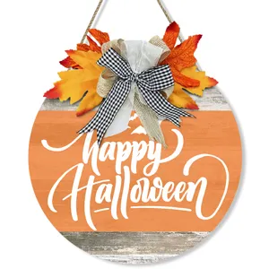 Halloween houten deurhanger met herfst esdoornbladeren en strik wanddecoratie thuis.