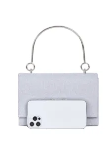 Silberne Glitzer-Abendtasche Detail mit Metallgriff und praktischem Größenvergleich.