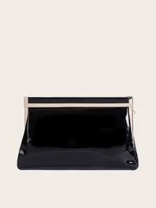 Detailansicht der schwarzen Lackleder Abendtasche für Damen mit elegantem goldenem Metallrahmen.