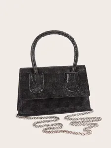 Detailansicht der eleganten schwarzen Strass Abendtasche mit funkelnden Kristallen und Metallkette.