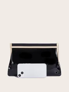 Schwarze Lackleder Abendtasche Detailansicht mit goldenem Metallrahmen für elegante Party.
