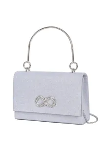 Silberne elegante Abendtasche Detail mit Strass Schleife Schnalle und Metallgriff.