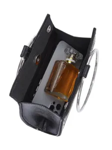 Detailansicht der eleganten schwarzen Abendtasche mit Strass und gutem Innenraum für Accessoires.