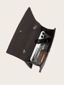 Schwarze Abendtasche Clutch mit Magnetverschluss und praktischer Innengroesse fuer Damen.
