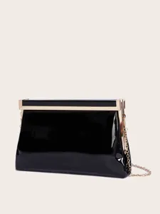 Elegante schwarze Lackleder Abendtasche mit schickem Goldmetallrahmen und Kette.