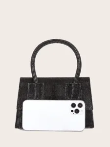 Schwarze Strass Kristall Abendhandtasche mit rundem Griff und Klappe mit Magnetverschluss.