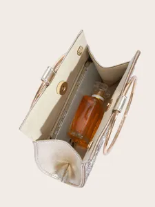 Silberne Abendtasche Detail zeigt Innenraum, Metallringgriff und glitzernde PU-Oberfläche.