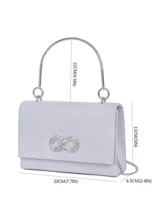Detailansicht der silbernen Glitzer-Abendtasche mit funkelnden Strass-Verschlussdetails.