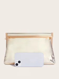 Goldene metallische Abendtasche Detailansicht mit Handy als Grössenreferenz, Party.