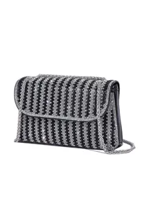 Detailaufnahme der glitzernden Strass-Abendtasche mit funkelnden Kristallen und eleganter Silberkette.