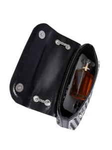 Nahaufnahme der Innenseite einer schwarzen Strass-Kettentasche mit praktischem Stauraum.