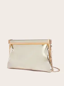 Detailansicht der goldenen Metallic-Abendtasche mit starrem Rahmen und zarter Kette für Partys.